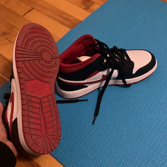 Jordan 1s 6 YOUTH (around a 7 women) - Picture 2 of 2